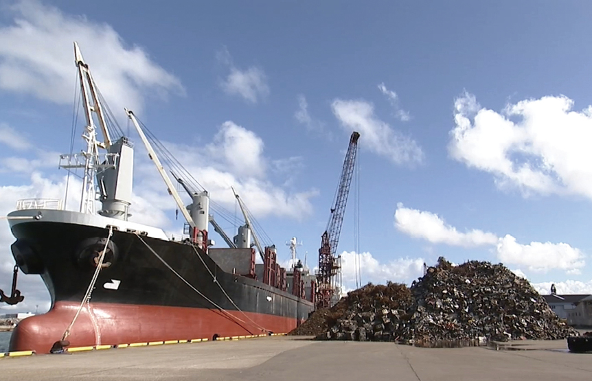 直江津港から最大級の鉄スクラップを輸出<br />