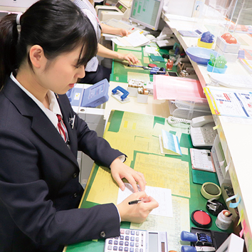 新井信用金庫：お仕事風景02