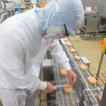 丸大食品株式会社 新潟工場：お仕事風景01